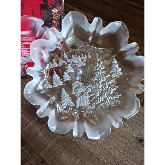 Mikasa Christmas Story Footed Bon Bon - Picture 2 of 9